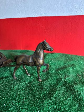 Carro de bronce con caballo