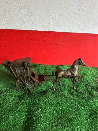 Carro de bronce con caballo