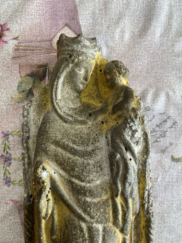 Virgen con Niño antigua de piedra