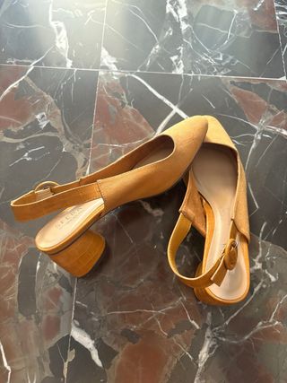 Zapatos amarillos destalonados
