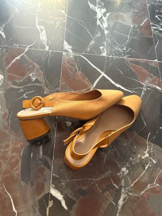 Zapatos amarillos destalonados