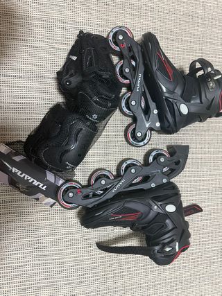 Patines en línea nuevos y protecciones