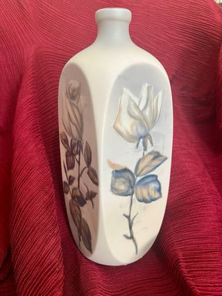 Jarrón o botella porcelana Guisasola Asturias. 