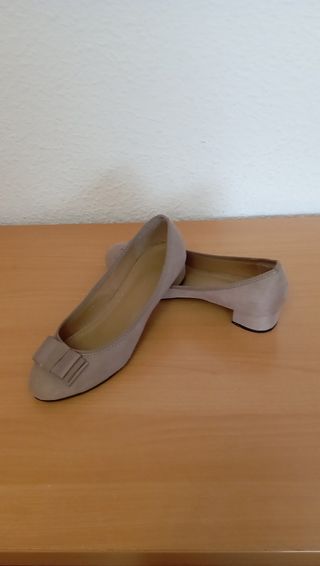Zapatos beige de tacón bajo