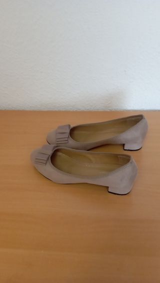 Zapatos beige de tacón bajo