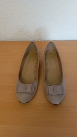 Zapatos beige de tacón bajo
