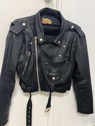 Chaqueta cuero negra vintage.