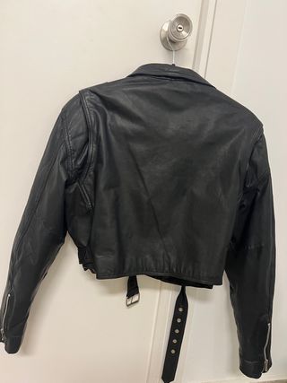 Chaqueta cuero negra vintage.