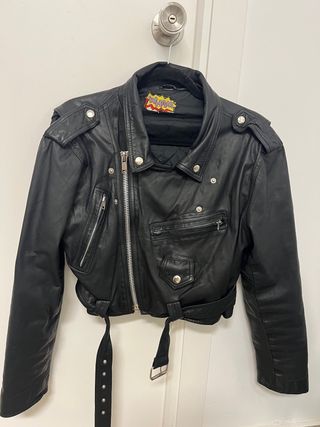 Chaqueta cuero negra vintage.
