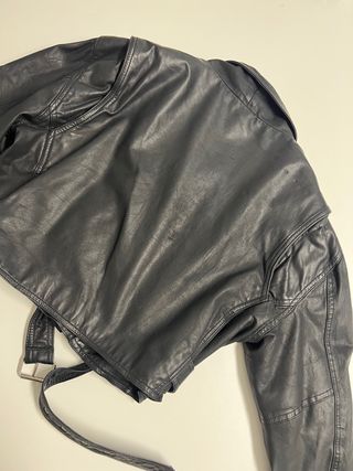 Chaqueta cuero negra vintage.