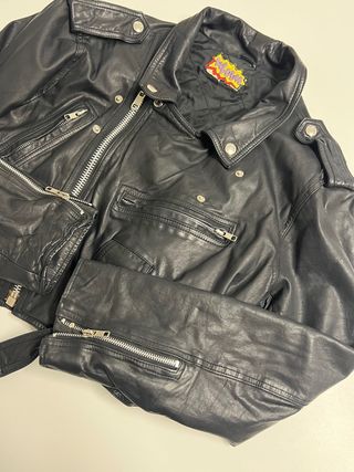 Chaqueta cuero negra vintage.
