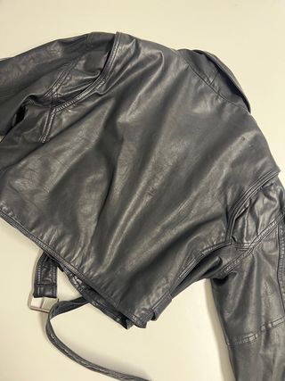 Chaqueta cuero negra vintage.