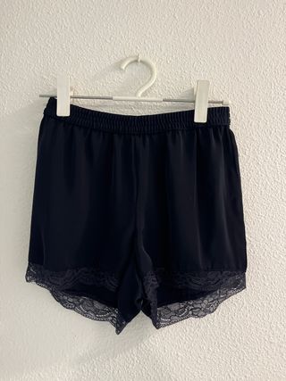 Shorts satén azul marino con encaje