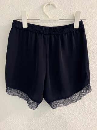 Shorts satén azul marino con encaje