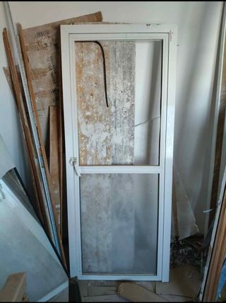 Puerta aluminio blanca usada