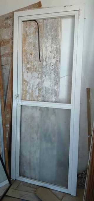Puerta aluminio blanca usada