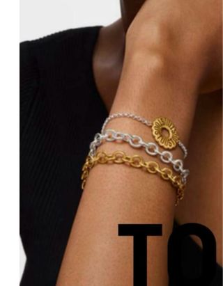 Pulseras doradas y plateadas
