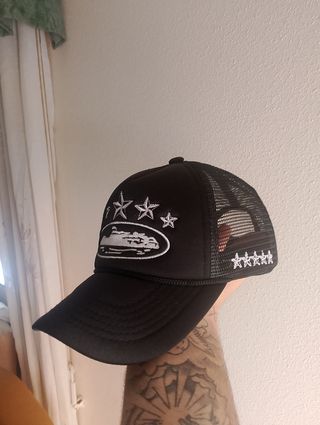 Gorra Corteiz negra y plata