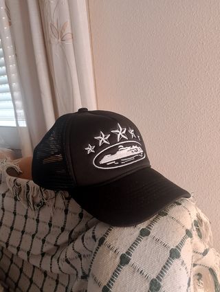 Gorra Corteiz negra y plata