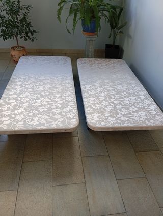 2 camas pequeñas con colchones