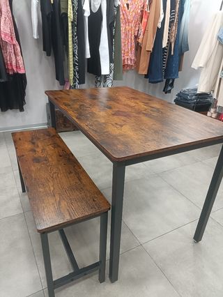 Juego de mesa con dos bancos