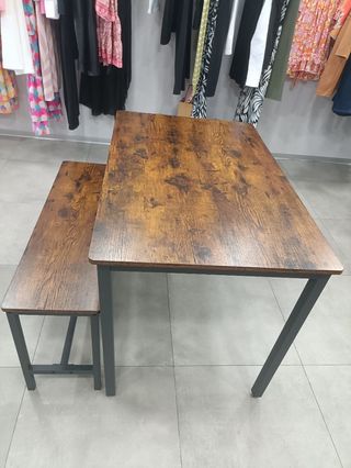 Juego de mesa con dos bancos