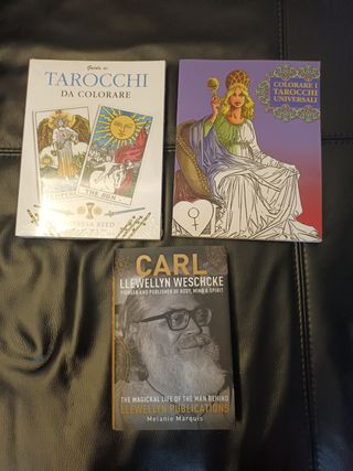 2 libri sui Tarocchi da colorare e una bio