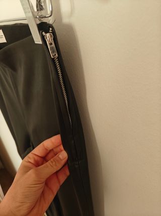 Pantalones polipiel Mango negros