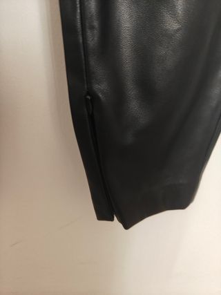 Pantalones polipiel Mango negros