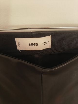 Pantalones polipiel Mango negros