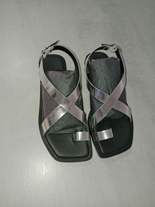Sandalias piel plata-negras