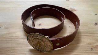 Cinturón de cuero marrón y hebilla estilo cowboy 