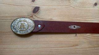 Cinturón de cuero marrón y hebilla estilo cowboy 