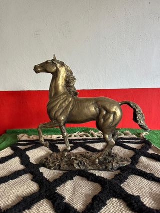 Caballo bronce grande