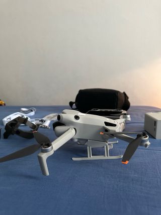 DJI Mini 4 Pro Fly More Combo - Bianco Grigio