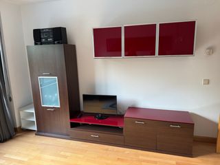 Mueble TV marrón y rojo