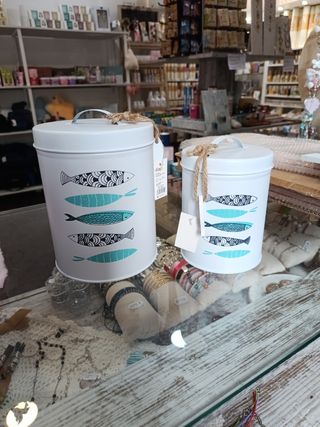 2 Contenedores metálicos peces