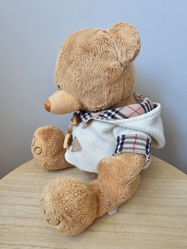 Osito peluche marrón con abrigo