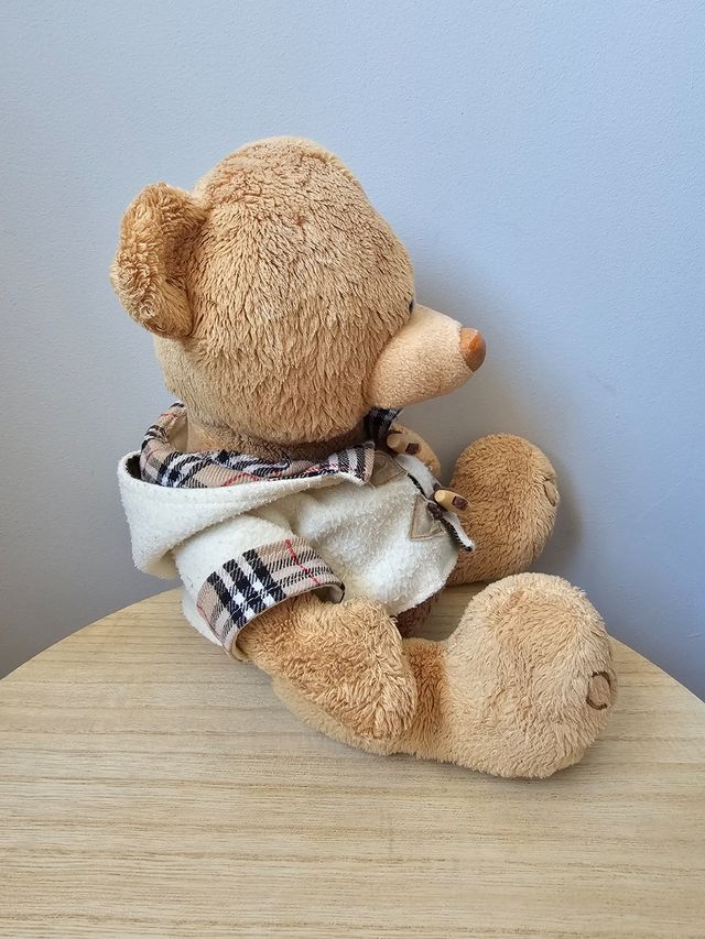 Osito peluche marrón con abrigo