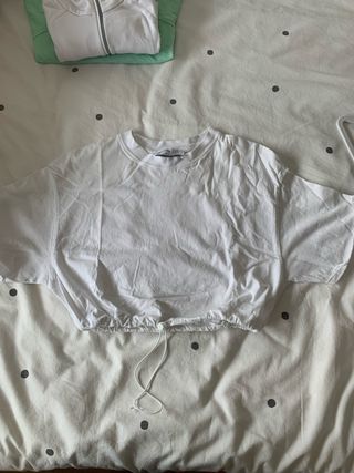 Top Bershka blanco ajustable