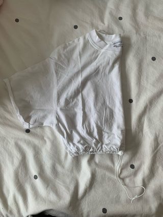 Top Bershka blanco ajustable