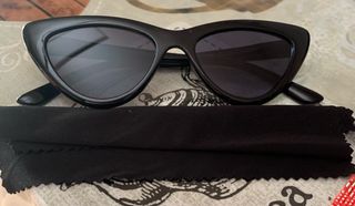 Gafas sol negras estilo gatuno