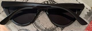 Gafas sol negras estilo gatuno