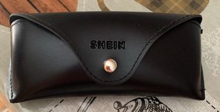 Gafas sol negras estilo gatuno