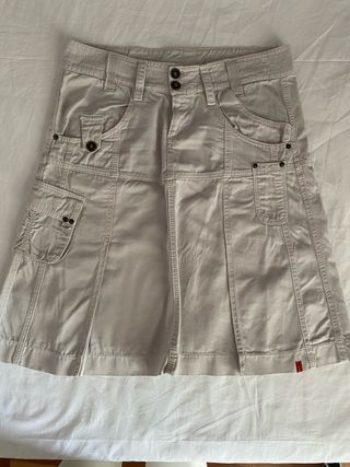 Falda gris estilo cargo, midi