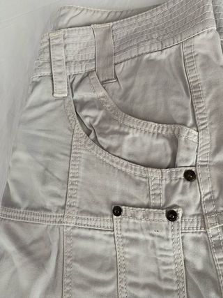 Falda gris estilo cargo, midi