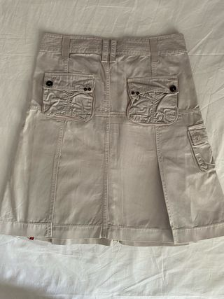 Falda gris estilo cargo, midi