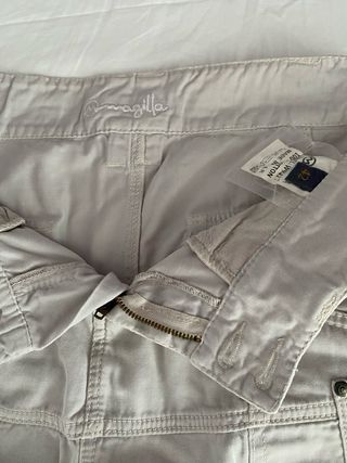 Falda gris estilo cargo, midi