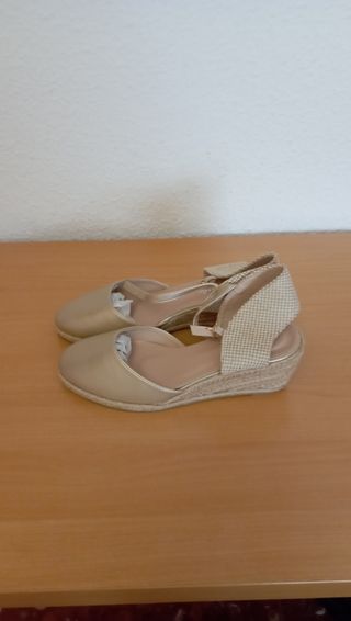 Zapatos cuña beige-dorado