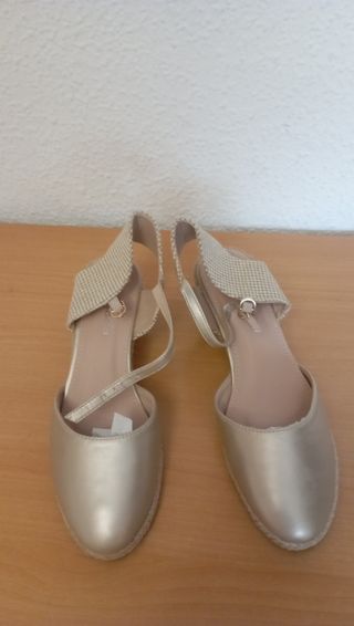Zapatos cuña beige-dorado